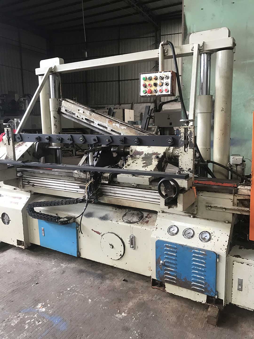 二手臺(tái)灣背刀車(chē)床